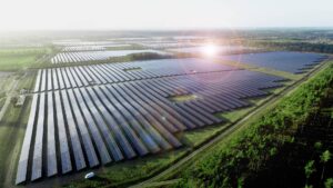 مزایای نیروگاه خورشیدی به زبان ساده: صرفه اقتصادی، پایداری و اثرات اجتماعی