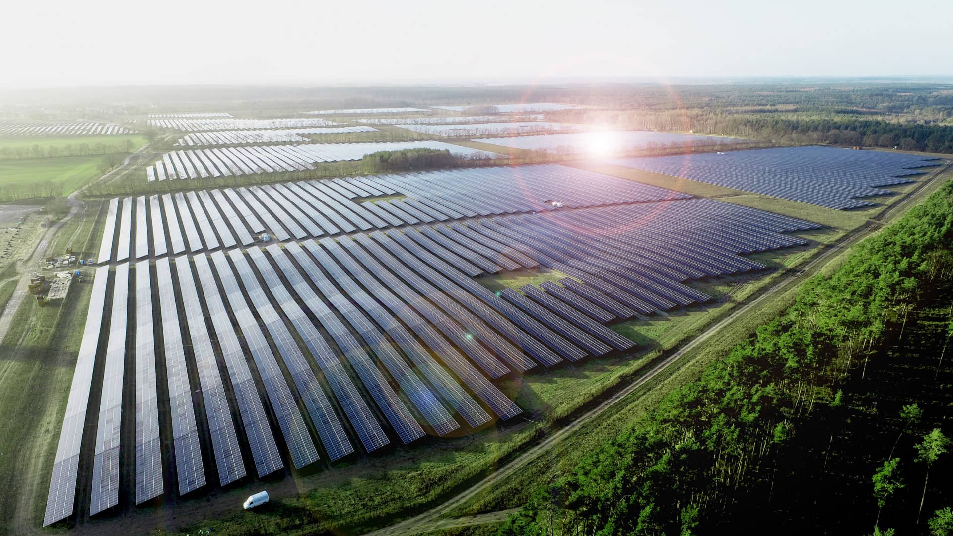 مزایای نیروگاه خورشیدی به زبان ساده: صرفه اقتصادی، پایداری و اثرات اجتماعی